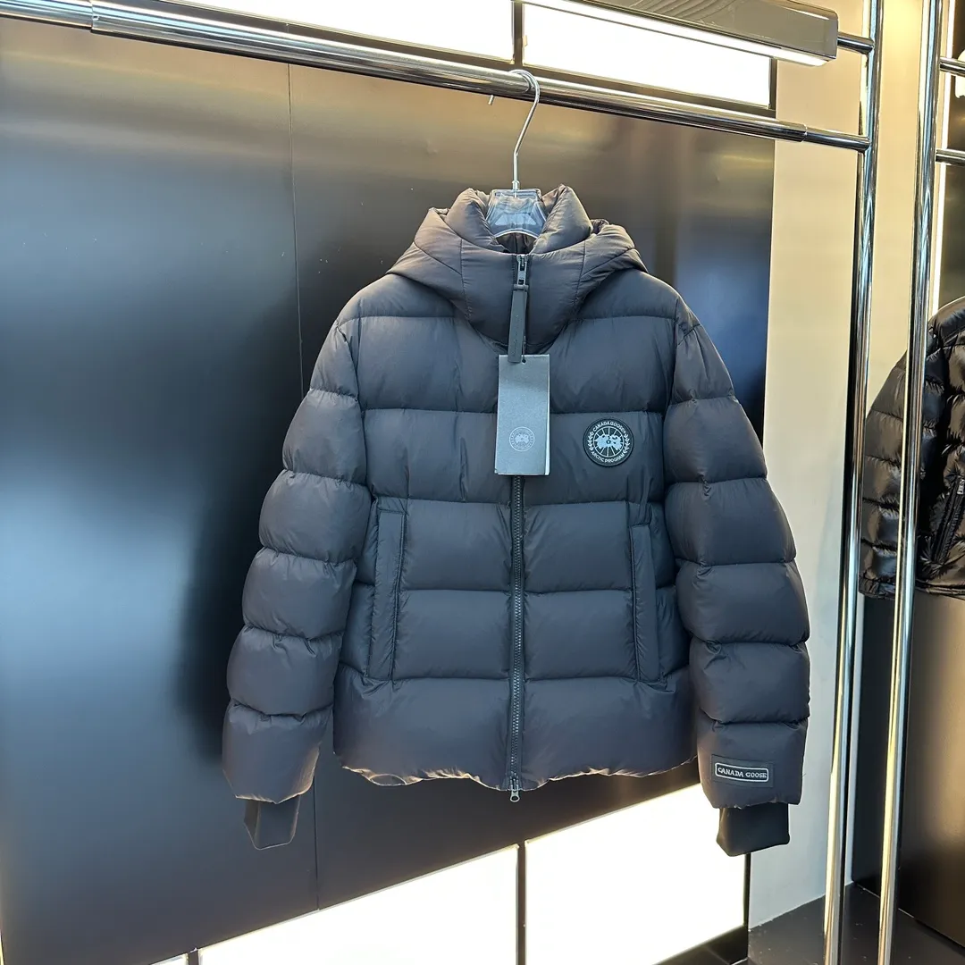 P940 2️⃣0️⃣2️⃣4️⃣The latest Canada goose black label down jacket. The goose black label down jacket is a must-have in the outerwear industry! The latest designer styles! The goose down jacket has always been a popular element of fashion and is loved by experts from all walks of life! Fashionable hooded cut, high-end customer-supplied fine goose down, high resilience, smooth zipper, strong and firm. Pockets on both sides can store small items, free your hands, and you can go out without worries. It can also meet the need of putting your hands in your pockets👏👏Produced by Big Goose, it can be used as a group uniform by many celebrities. This down jacket uses a double-layer anti-down lining design, which has strong windproof performance and will be very warm in winter! New standard 90% goose down filling, high fluffiness, windproof hooded design. When walking outdoors, pull the collar to the highest position, put your hands in the pockets and it will be very warm. It can be easily controlled by all body types! The interior is equipped with an elastic snow skirt design for better wrapping. The simple and neat style design highlights the masculine temperament. The impeccable style is classic and never goes out of style. It is warm and practical, and it is versatile! You can enter with your eyes closed!  Size: XS-XXL Color: black gray